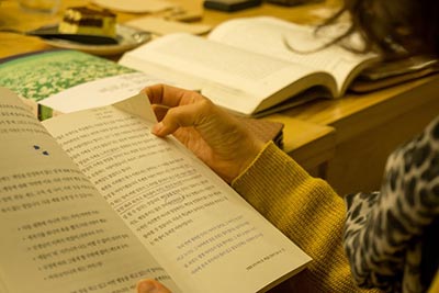 은퇴 어르신들이 직접 찾아가 ‘책을 읽어드립니다’