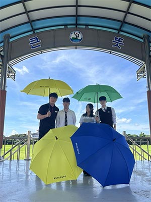 ☂️비 오는 날 학생 지켜줄 ‘양심 우산’…학교폭력 예방도 함께